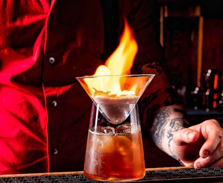 cocktail bar in new york 768x630